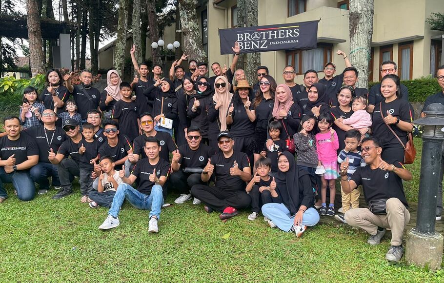 Komunitas Otomotif Brothers Benz Indonesia Chap Jakarta menyalurkan bantuan untuk anak didik yang kurang mampu di Ciputat, Tangerang Selatan, Banten. 
