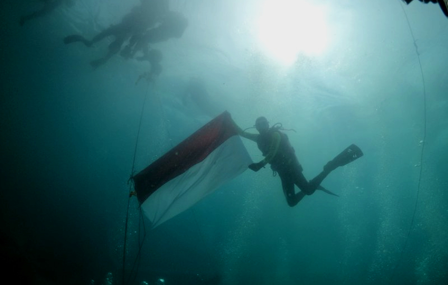 Dokumentasi-Pangkalan TNI AL Banten bersama POSSI Cilegon melaksanakan Upacara Pengibaran Bendera Merah Putih di bawah laut pada kedalaman 10 meter di Pulau Sangiang, Banten.