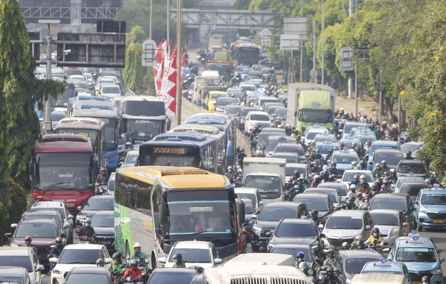 Suasana kemacetan di depan pintu keluar Polda Metro Jaya, persisnya di Jalan Gatot Subroto arah Semanggi, Senin 15 Agustus 2022 siang. Kemacetan ini kerap terjadi terutama pada jam sibuk kantor.