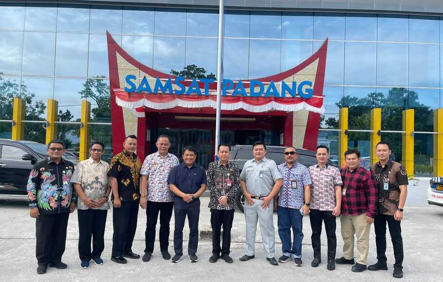Dirjen Keuda Kemendagri Agus Fatoni (tengah) mengunjungi dan meninjau Samsat di Kota Padang, Sumatera Barat, Sabtu, 13 Agustus 2022.