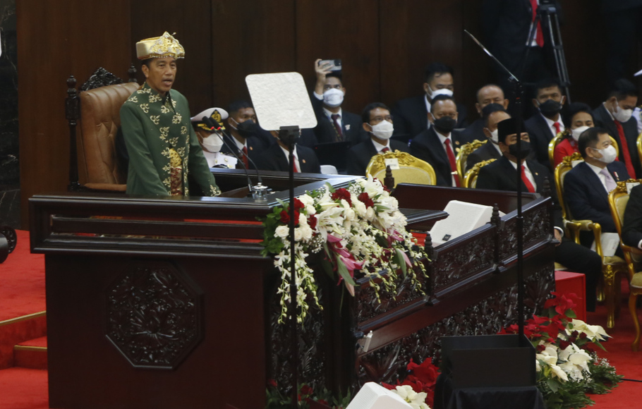 Presiden Joko Widodo menyampaikan pidato dalam Sidang Bersama DPR dan DPD, Selasa, 16 Agustus 2022.