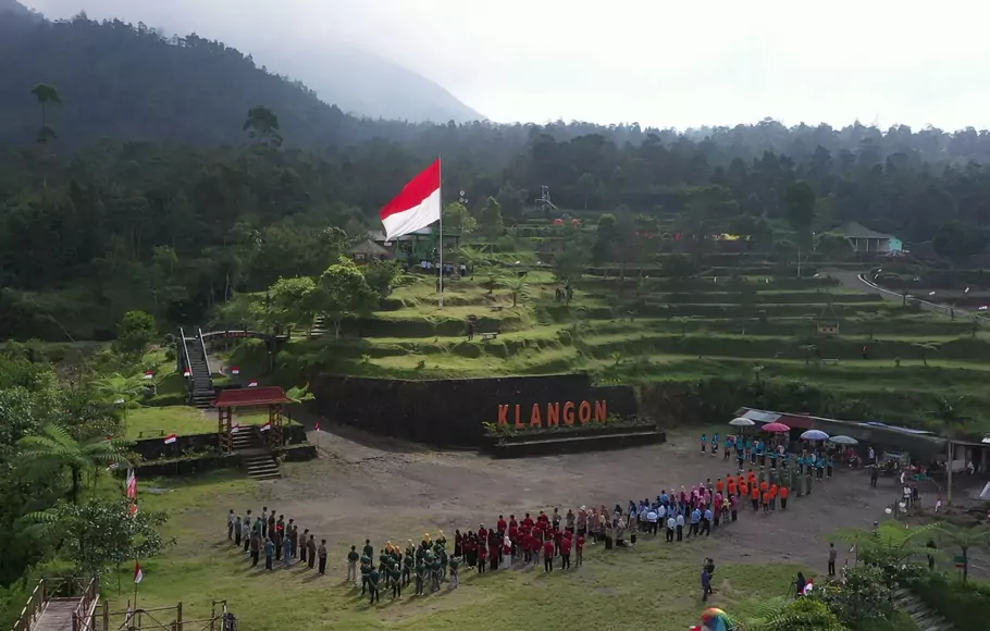 Bendera merah putih berukuran raksasa berkibar di lereng Gunung Merapi, tepatnya di Bukit Klangon, Glagaharjo, Cangkringan, Sleman untuk menyongsong HUT ke-77 RI, Selasa, 16 Agustus 2022.
