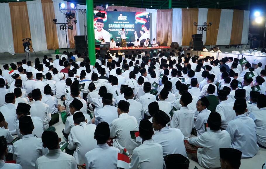 Sahabat Ganjar, relawan Ganjar Pranowo dan para santri menggelar zikir akbar dan doa bersama menjelang HUT ke-77 RI di Pondok Pesantren Darussaadah, Lampung Tengah, Senin, 15 Agustus 2022.