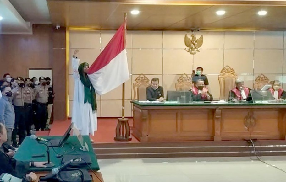 Bahar Smith mencium Bendera Merah Putih di PN Bandung, Rabu, 16 Agustus 2022.