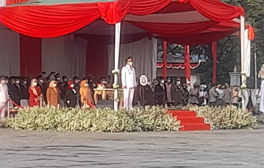Gubernur DKI Jakarta Anies Baswedan memimpin upacara peringatan HUT ke-77 kemerdekaan RI di Monas, Jakarta, Rabu, 17 Agustus 2022.