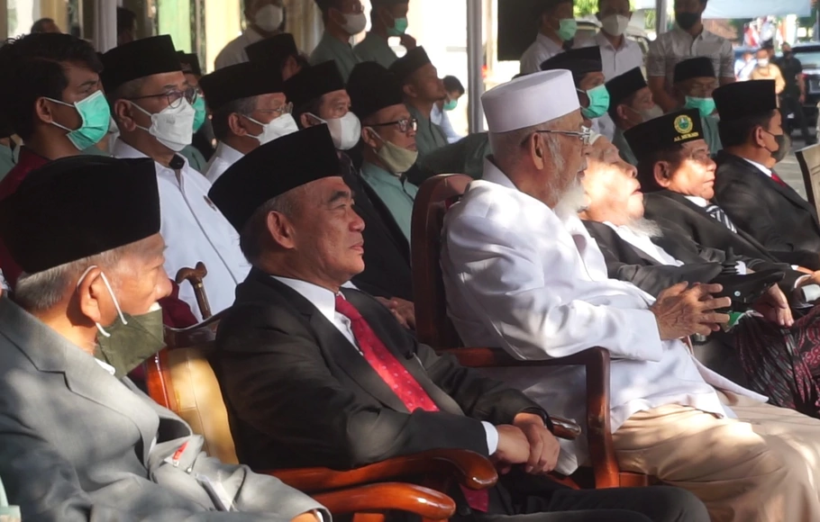 Menko PMK Muhadjir Effendy dan ustaz Abu Bakar Ba'asyir pada upacara bendera peringatan HUT ke-77 RI di Ponpes Al-Mukmin Ngruki, Sukoharjo, Jateng, Rabu, 17 Agustus 2022.  