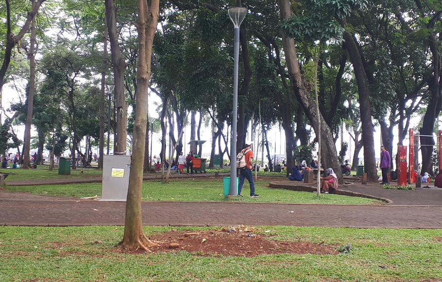 Suasana Taman Monas selepas upacara HUT Ke-77 RI, sejumlah warga menikmati libur hari kemerdekaan, Rabu 17 Agustus 2022