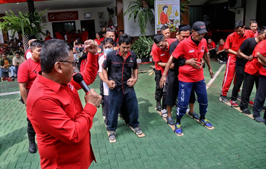 Sekjen PDI Perjuangan Hasto Kristiyanto (kiri), melepas kader PDI Perjuangan mengikuti lomba balap bakiak di Sekolah Partai DPP PDI Perjuangan, Lenteng Agung, Jakarta Selatan, Rabu 17 Agustus 2022.