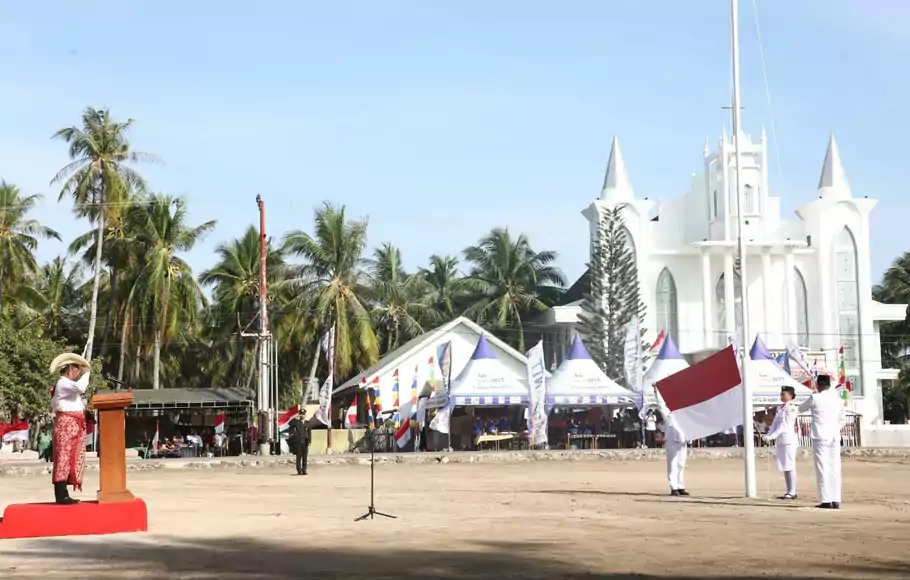 Menteri Dalam Negeri (Mendagri) Tito Karnavian memimpin Upacara Hari Ulang Tahun (HUT) ke-77 Kemerdekaan Republik Indonesia dari Lapangan Upacara Nembrala Kecamatan Rote Barat, Kabupaten Rote Ndao, Nusa Tenggara Timur (NTT), Rabu, 17 Agustus 2022