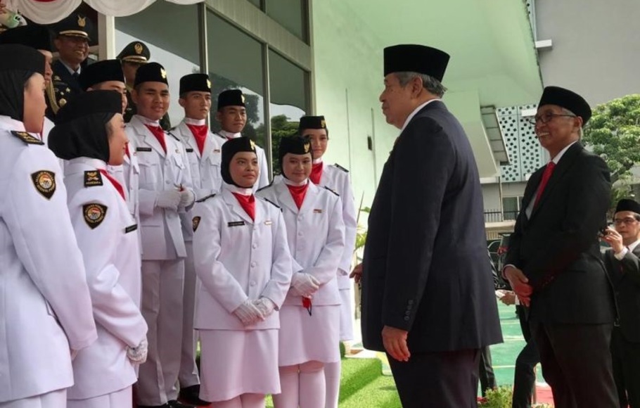 Presiden RI ke-6 Susilo Bambang Yudhoyono (SBY) didampingi Duta Besar RI untuk Malaysia Hermono (kanan) berbicara dengan Paskibra Sekolah Indonesia Kuala Lumpur di KBRI Kuala Lumpur, Rabu 17 Agustus 2022.