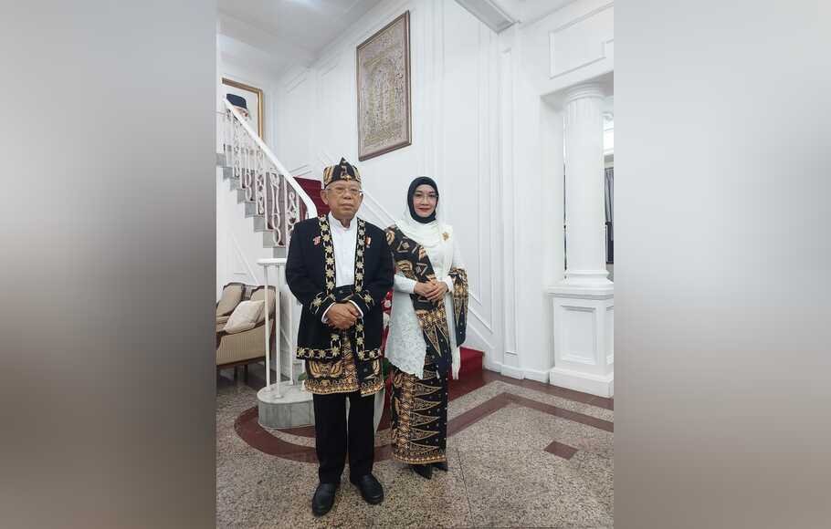 Wakil Presiden Ma'ruf Amin dan Ibu Wury Ma’ruf Amin mengenakan pakaian adat dari Provinsi Banten saat menghadiri Upacara HUT ke-77 RI di Istana Negara, Rabu, 17 Agustus 2022.