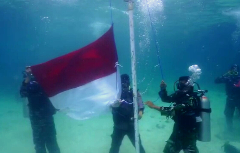 Komandan Brigade Infanteri (Danbrigif) 4 Marinir/BS Lampung Brigade Infanteri 4 Marinir/BS mempimpin Upacara pengibaran bendera merah putih di dasar laut Pulau Pahawang, Kabupaten Pesawaran, Provinsi Lampung, Rabu, 17 Agustus 2022.