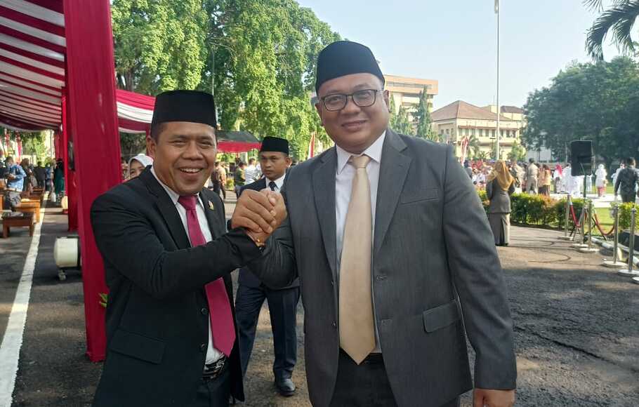 Ketua DPC Gerindra Depok Pradi Supriatna (kanan) politisi PKB Babai Suhaimi (kiri) sepakat kolaborasi dukung Pemilu 2024, Rabu 17 Agustus 2022