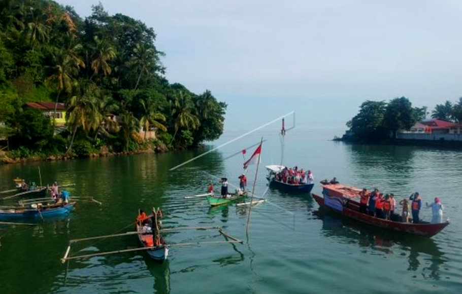 Sejumlah nelayan dan warga mengikuti upacara pengibaran Bendera Merah Putih di Muaro Sungai Batang Arau, Padang, Sumatera Barat, Rabu 17 Agustus 2022.