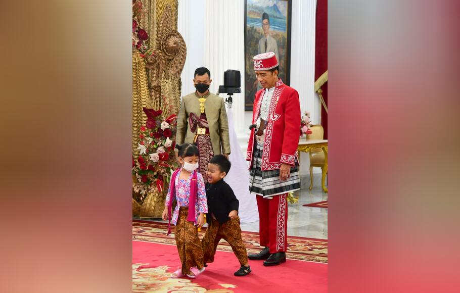 Presiden Joko Widodo (Jokowi) bersama kedua cucunya, Sedah Mirah Nasution dan Panembahan Al Nahyan Nasution di Istana Merdeka, Kompleks Istana Kepresidenan Jakarta, Rabu, 17 Agustus 2022.