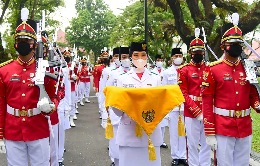 Tim Pancasila Sakti bersiap menjalankan tugasnya dalam Upacara Penurunan Bendera Negara Sang Merah Putih di halaman Istana Merdeka, Rabu, 17 Agustus 2022.