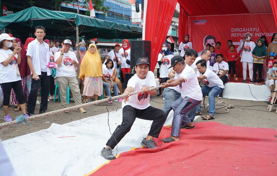 Sobat Erick bersama masyarakat di Kalideres mengikuti lomba tarik tambang dalam rangka peringatan HUT Ke-77 RI di Kalideres, Jakarta Rabu, 17 Agustus 2022.