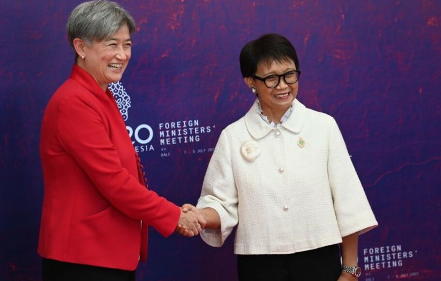 Menteri Luar Negeri Retno Marsudi (kanan) menyambut Menlu Australia Penny Wong setibanya di tempat Pertemuan Menteri Luar Negeri (FMM) G-20.