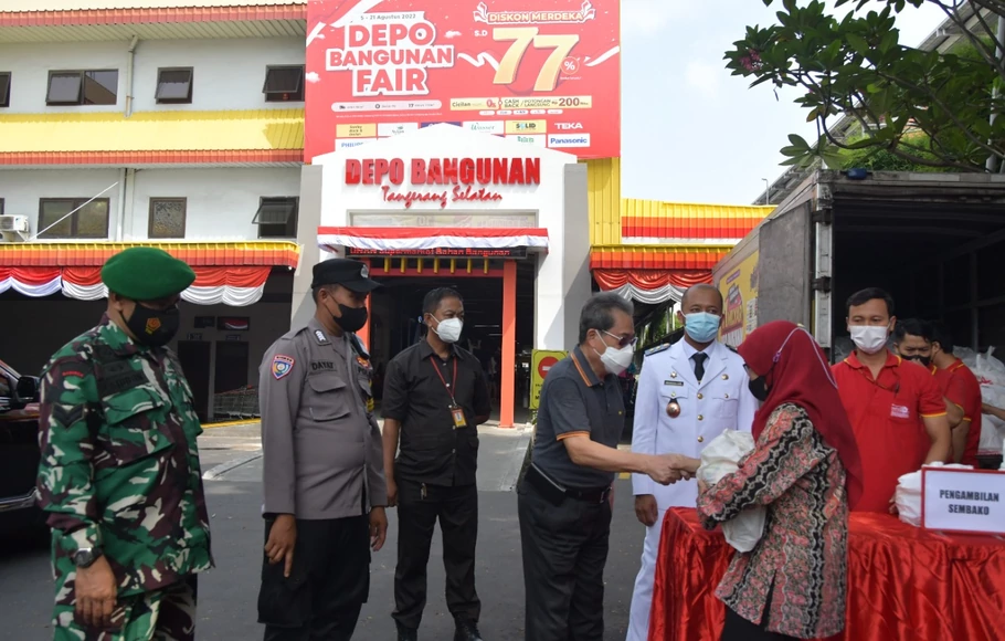Dalam rangka menyambut HUT Ke-77 Republik Indonesia, Depo Bangunan membagikan bantuan kepada warga yang tinggal di sekitar gerai.