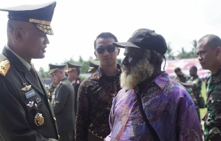 Danrem 172/PWY Brigjen TNI JO Sembiring bersama mantan pemimpin OPM Lambert Pekikir menghadiri upacara peringatan HUT Ke-77 RI di Arso, Kabupaten Keerom, Papua. 