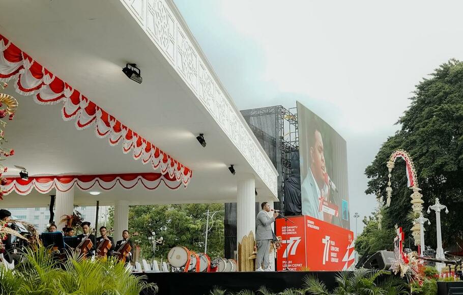 Penyanyi Andmesh Kamaleng tampil pada perayaan HUT Kemerdekaan ke-77 Kemerdekaan Republik Indonesia untuk kedua kalinya, di Istana Negara, 17 Agustus 2022.