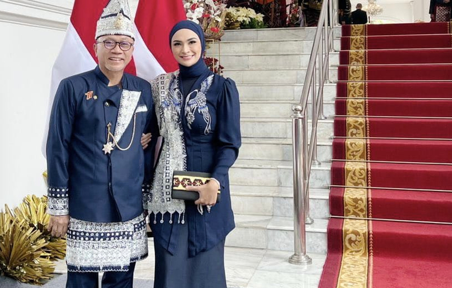 Menteri Perdagangan Zulkifli Hasan yang didampingi sang putri Futri Zulya Savitri saat mengikuti Upacara Peringatan Detik-Detik proklamasi di Istana Negara, Jakarta, Rabu 17 Agustus 2022.