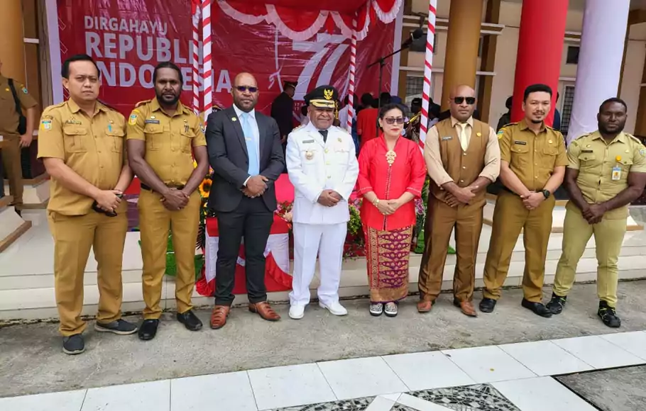 Bupati Intan Jaya Natalis Tabuni bersama jajaran pemerintah daerah usai peringatan HUT ke-77 RI di Lapangan Sugapa, Intan Jaya, Papua, Rabu, 17 Agustus 2022.