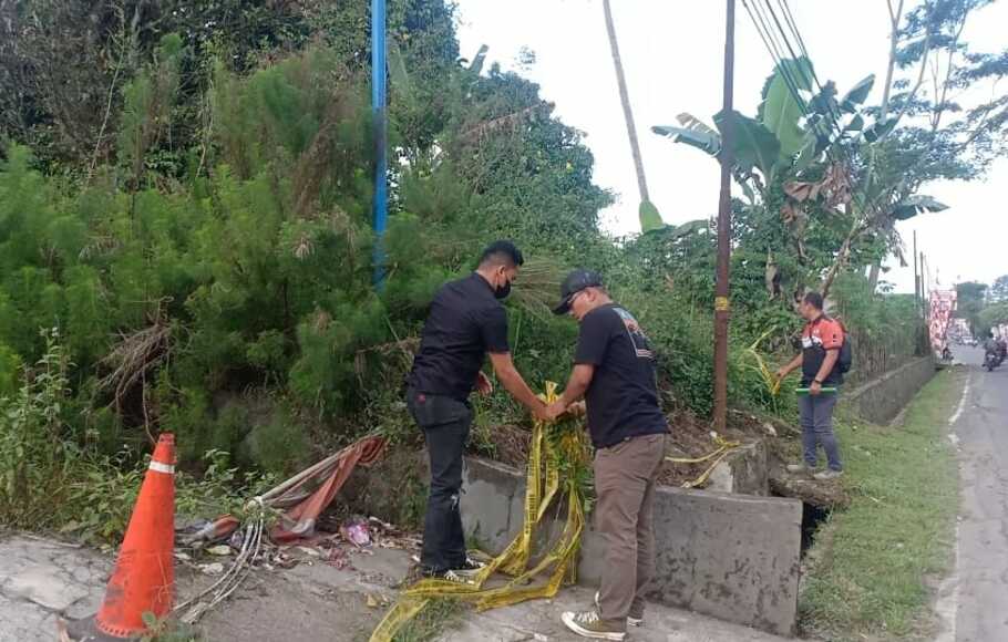 Petugas kepolisian membongkar garis polisi yang terpasang di lokasi atau tempat kejadian perkara (TKP) kasus pembunuhan ibu dan anak di Subang, Rabu, 17 Agustus 2022.