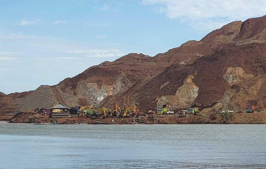 Aktivitas pertambangan nikel ilegal di Kabupaten Kolaka.
