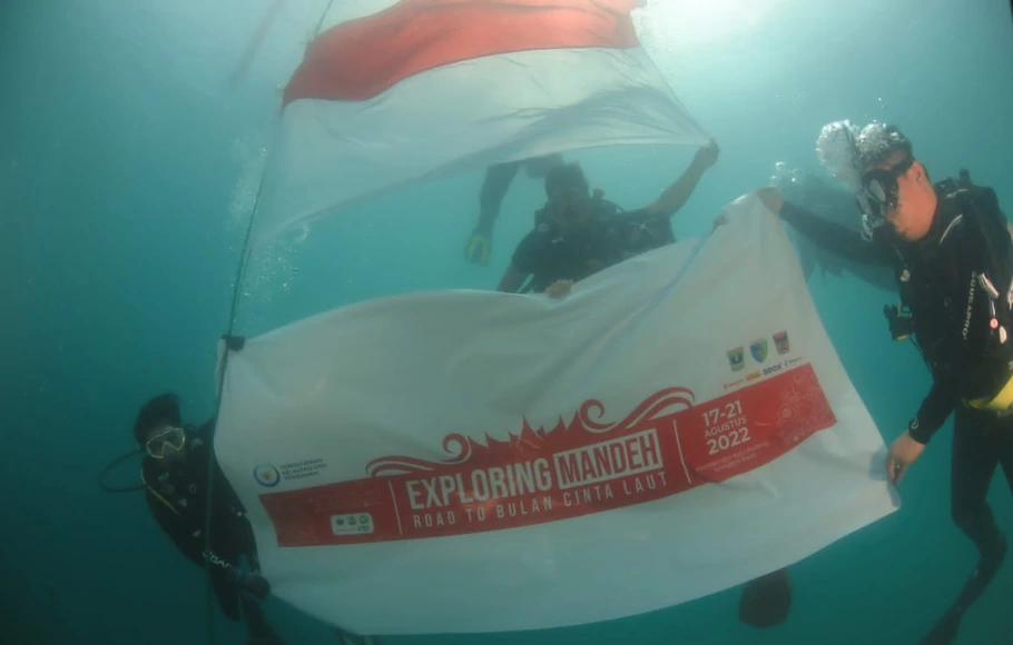 Kementerian Kelautan dan Perikanan (KKP) menggelar upacara bawah laut memperingati Hari Ulang Tahun ke-77 RI di perairan Mandeh, Kabupaten Pesisir Selatan, Sumatera Barat, Rabu 17 Agustus 2022.