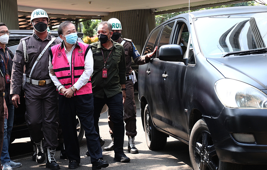 Tersangka kasus korupsi lahan sawit PT Duta Palma Group di Indragiri Hulu, Surya Darmadi dikawal petugas Kejagung untuk menjalani pemeriksaan, tiba di gedung bundar Kejaksaan Agung, Jakarta, Kamis 18 Agustus 2022.