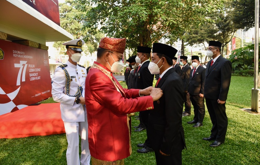 Dalam rangka Hari Ulang Tahun ke-77 Republik Indonesia, Menteri Energi dan Sumber Daya Mineral (ESDM) Arifin Tasrif atas nama Presiden Joko Widodo (Jokowi) menganugerahkan Tanda Kehormatan Satyalancana Wira Karya kepada dua pegawai PTBA.