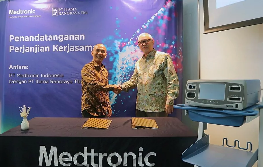 Presiden Direktur PT Medtronic Indonesia Khairul Abdi (kiri) dan Presiden Direktur PT Itama Ranoraya Tbk Heru Firdausi Syarif bersalaman usai penandatanganan perjanjian kerja sama pemasaran produk alat kesehatan ValleylabTM FT10 Energy Platform di Indonesia. 
