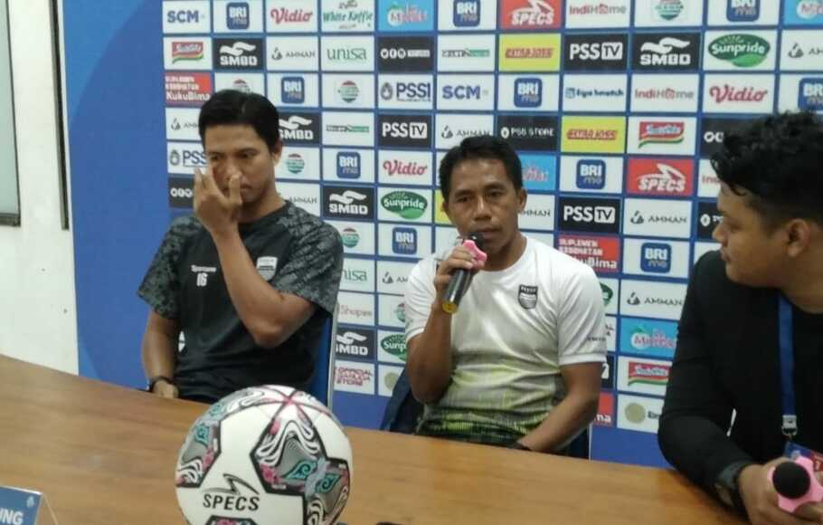 Pelatih sementara Persib Bandung, Budiman Yunus (tengah).