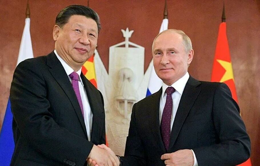 Presiden Rusia Vladimir Putin dan Presiden Tiongkok Xi Jinping berjabat tangan setelah pembicaraan  bilateral di Kremlin di Moskwa pada 5 Juni 2019.
