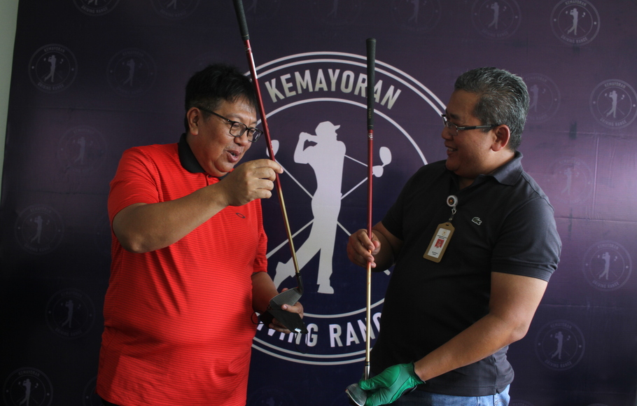 CEO Driving Range golf bandar Kemayoran, Gede Widiade bersama Direktur Utama PPK Kemayoran Medi Kristianto berbincang usai membuka secara resmi Driving Range Golf Bandar Kemayoran di Jakarta.