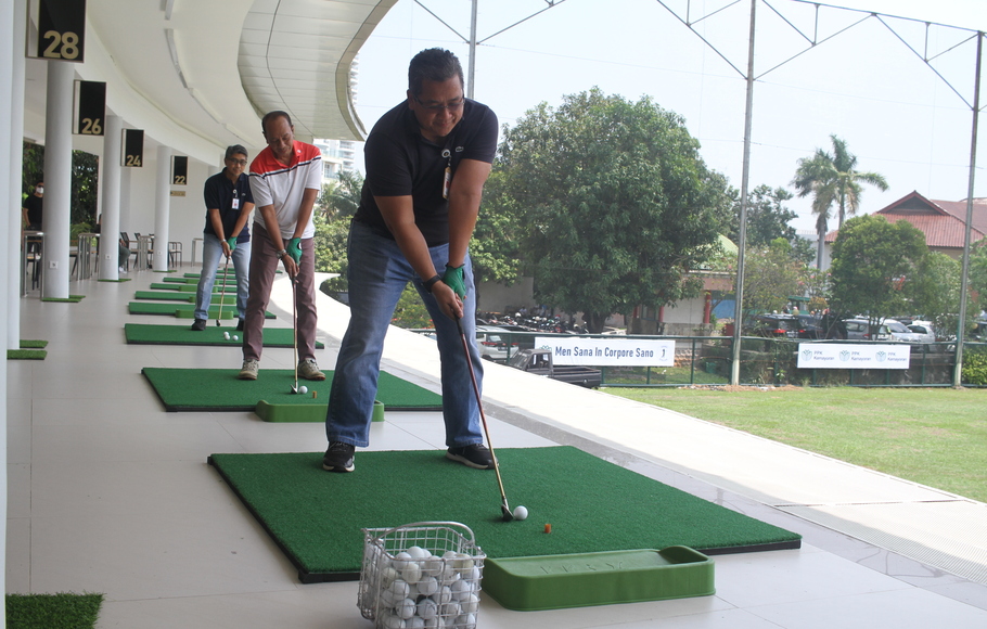 CEO Driving Range golf bandar Kemayoran, Gede Widiade bersama Direktur Utama PPK Kemayoran Medi Kristianto usai membuka secara resmi Driving Range Golf Bandar Kemayoran di Jakarta.