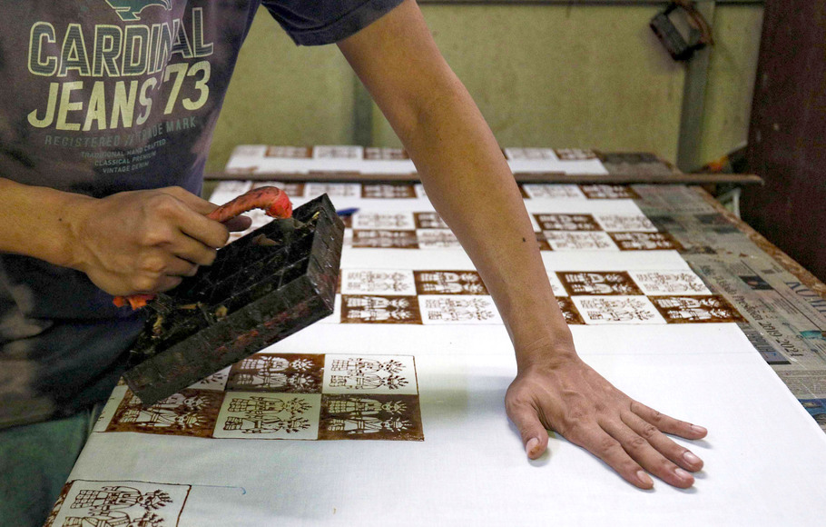 Proses pembuatan batik Betawi cetak di Terogong, Jakarta Selatan.