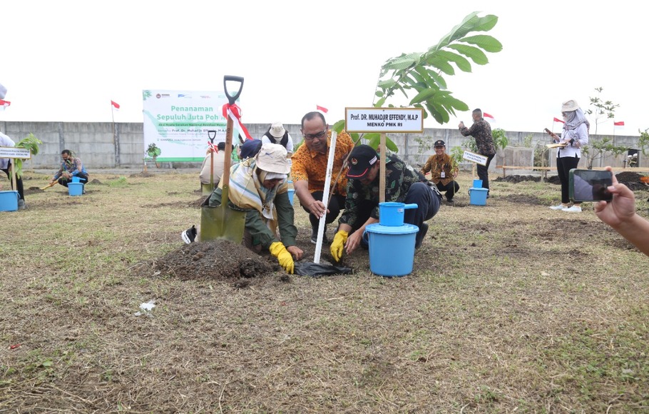 Penanaman 10 Juta Pohon Serentak SMK dan Desa Binaan Astra di Kabupaten Malang dan Ponorogo, di SMK Muhammadiyah 2 Kepanjen, Jawa Timur, Jumat 19 Agustus 2022.
