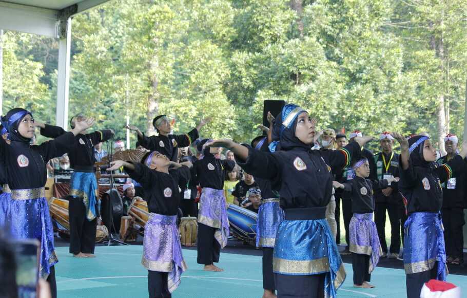 Para remaja melakukan peragaan silat dalam Festival Pencak Silat Seni Tradisi di Taman Reindwart (Ecodom) Kebun Raya Bogor, Kamis, 19 Agustus 2022.