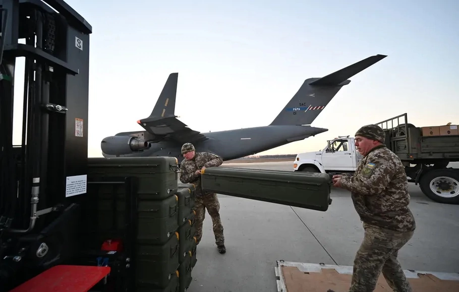 Anggota militer Ukraina memindahkan rudal Stinger buatan AS, sistem pertahanan udara portabel, dan bantuan militer lainnya yang dikirim dari Lithuania ke Kyiv pada 13 Februari 2022.