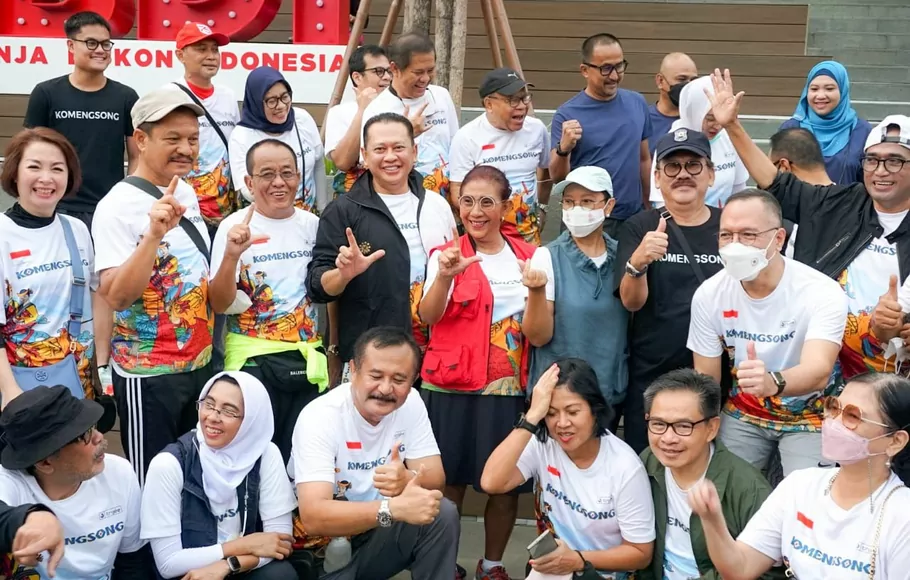 Ketua MPR Bambang Soesatyo menikmati akhir pekan dengan jalan pagi di kawasan perbelanjaan Sarinah bersama para menteri kabinet Indonesia Maju serta beberapa wartawan senior.