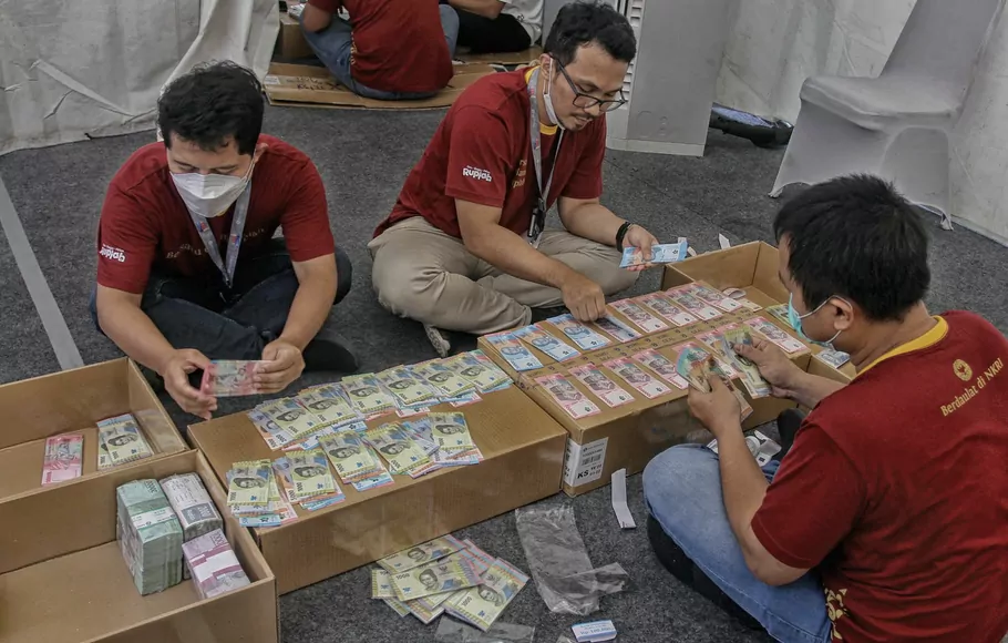 Petugas menyusun uang Rupiah kertas Tahun Emisi 2022 untuk ditukarkan warga masyarakat di Gelora Bung Karno (GBK) Hall Basket, Jakarta, Minggu 21 Agustus 2022.