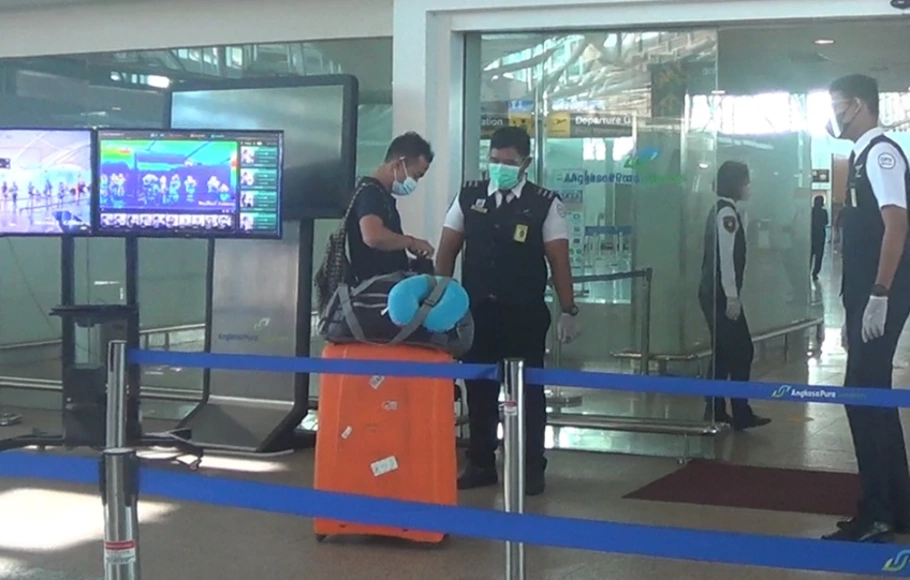 Penumpang di Bandara Ngurah Rai melintasi Thermal Scanner antisipasi cacar monyet.