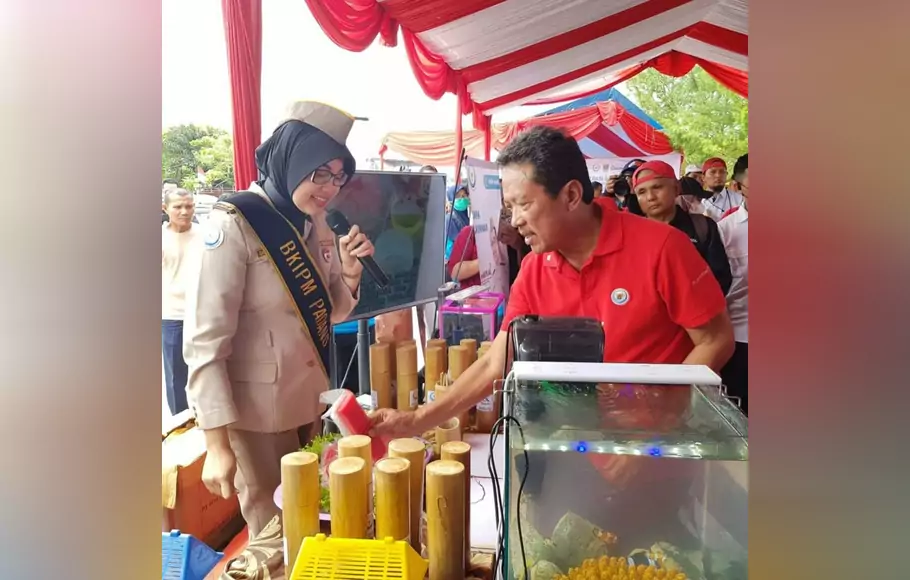 Menteri Kelautan dan Perikanan, Sakti Wahyu Trenggono memeriksa tuna saku, produk perikanan unggulan Sumatera Barat saat meninjau pameran Exploring Mandeh.