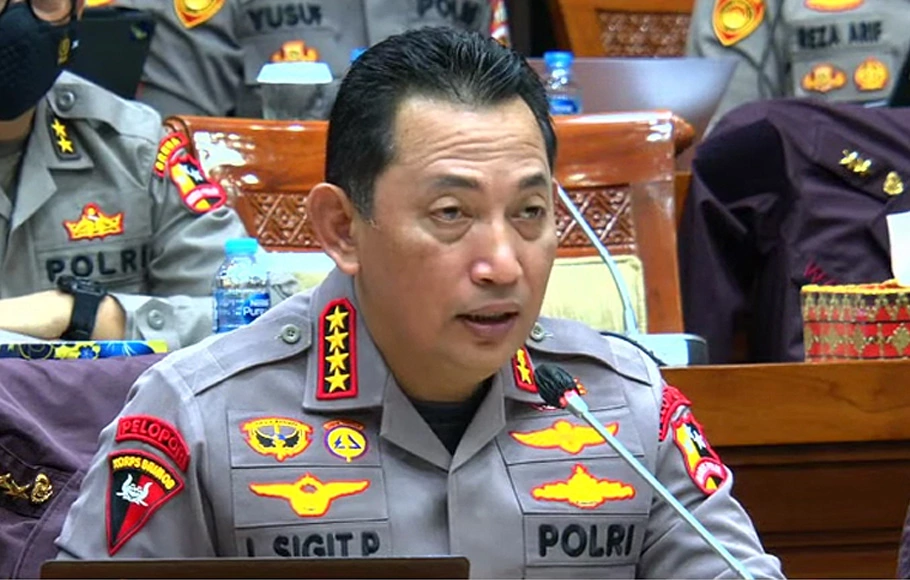 Kapolri Jenderal Listyo Sigit Prabowo memberikan penjelasan saat rapat kerja bersama Komisi III DPR RI di Komplek Parlemen, Jakarta, Rabu, 24 Agustus 2022.