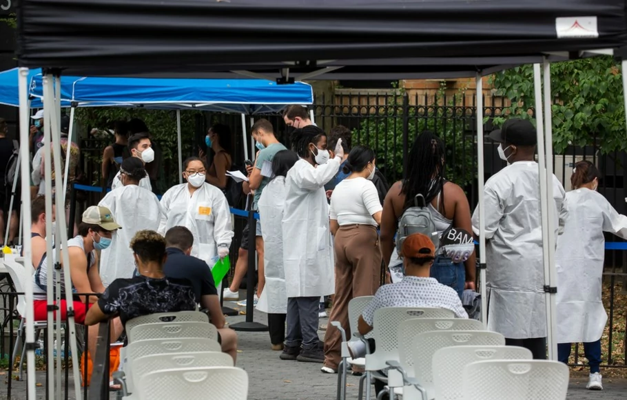 Petugas kesehatan membantu orang yang menunggu untuk divaksinasi di tempat vaksinasi cacar monyet di New York, Amerika Serikat, pada 14 Juli 2022.