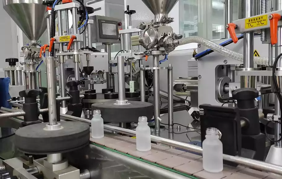 Untuk menunjang proses produksi yang melimpah ini, PT Neo Kosmetika Industri memperkenalkan mesin canggih baru, yakni Labelling Automatic Round Bottle Machine.