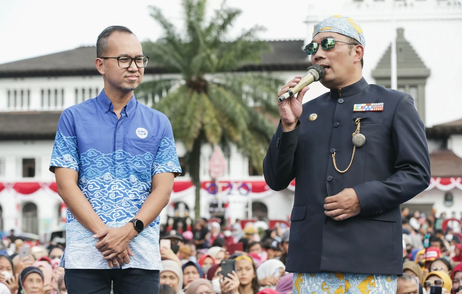 Corporate Affairs Director Frisian Flag Indonesia, Andrew F Saputro (kanan) bersama Gubernur Jabar Ridwan Kamil (kiri) menghadiri Peluncuran Kampanye #JagaDiriKiniDanNanti di Gedung Sate, Bandung.