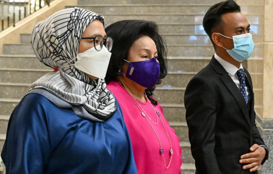Rosmah Mansor (tengah), istri mantan Perdana Menteri Malaysia Najib Razak (tidak terlihat), tiba saat mengajukan banding terhadap hukuman korupsi suaminya atas skandal korupsi 1MDB, di pengadilan federal di Putrajaya, pada Selasa 23 Agustus 2022. 